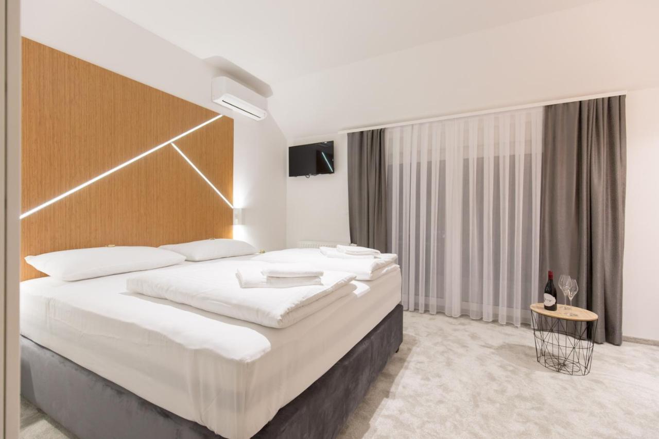 Apartmani I Sobe Pejacevic オシエク エクステリア 写真